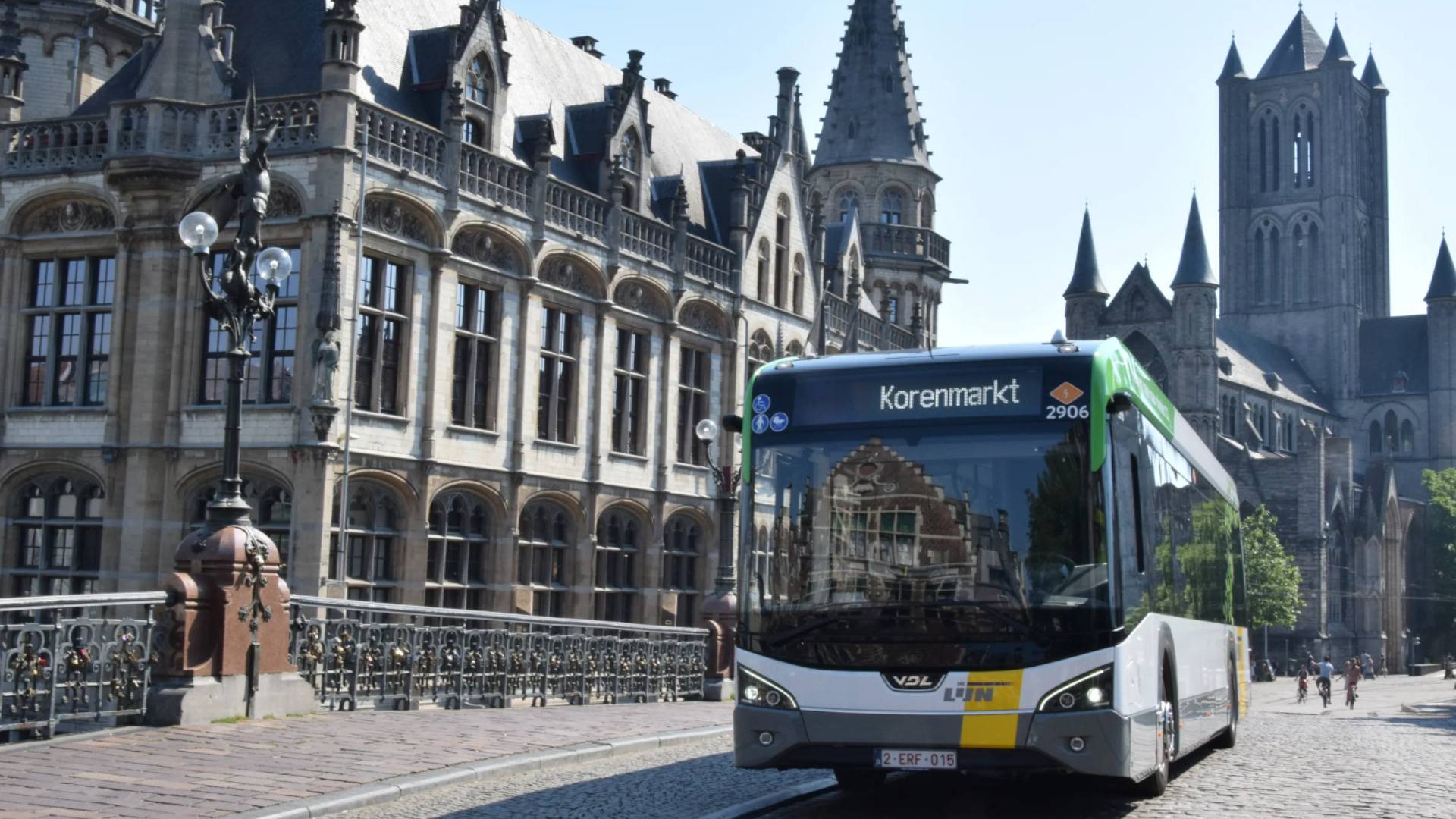 De Lijn neemt de eerste nieuwe generatie elektrische bussen VDL in dienst in Destelbergen